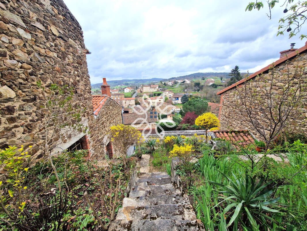 Maison avec jardin, terrasse, dépendances et fort potentiel - photo 16