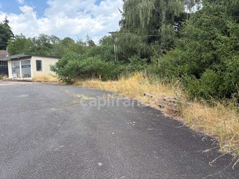 Proche de NOIRETABLE  (42) Local commercial/bureau de 50 M2 avec grand parking clos - photo 8