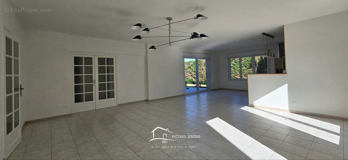 Pavillon plain-pied - double garage - Piscine - Terrain 1907m2 - photo 3