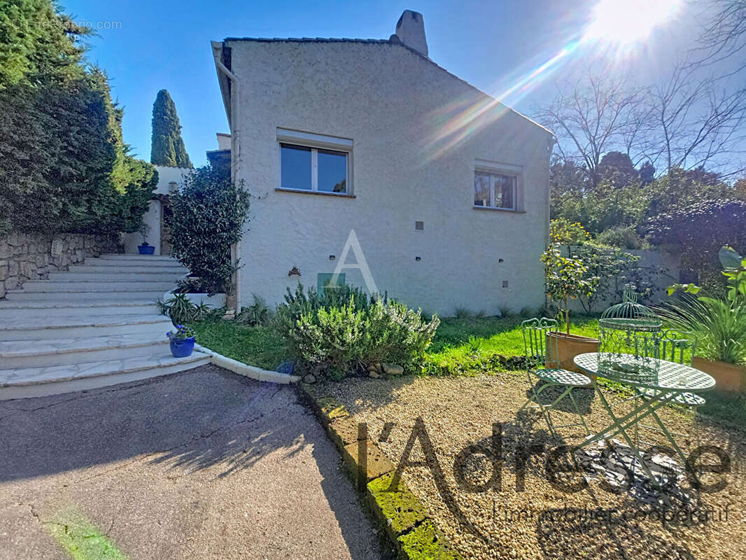 Maison à LA ROQUETTE-SUR-SIAGNE