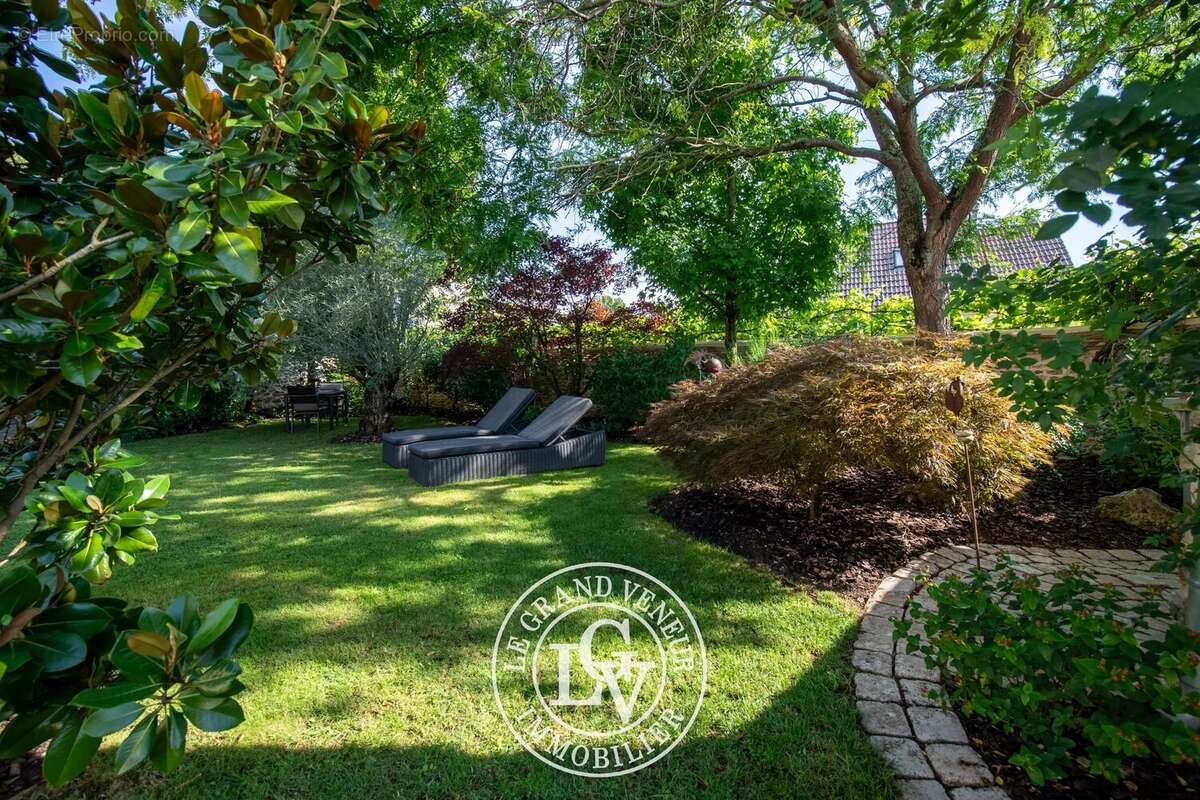Proche barbizon - propriété traditionnelle et dépendance - 4 chambres - garage double - cave - piscine - jardin paysager - photo 12