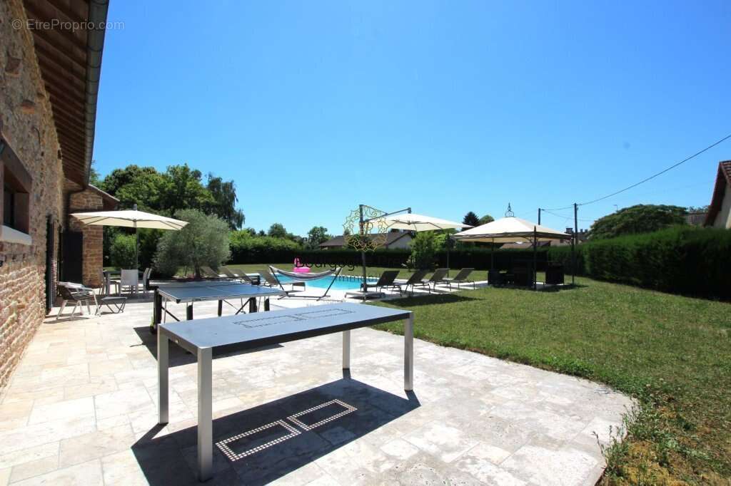 Elegante longere de caractere de 338 m² entierement renovee avec piscine et parc de 3108 m² - photo 2