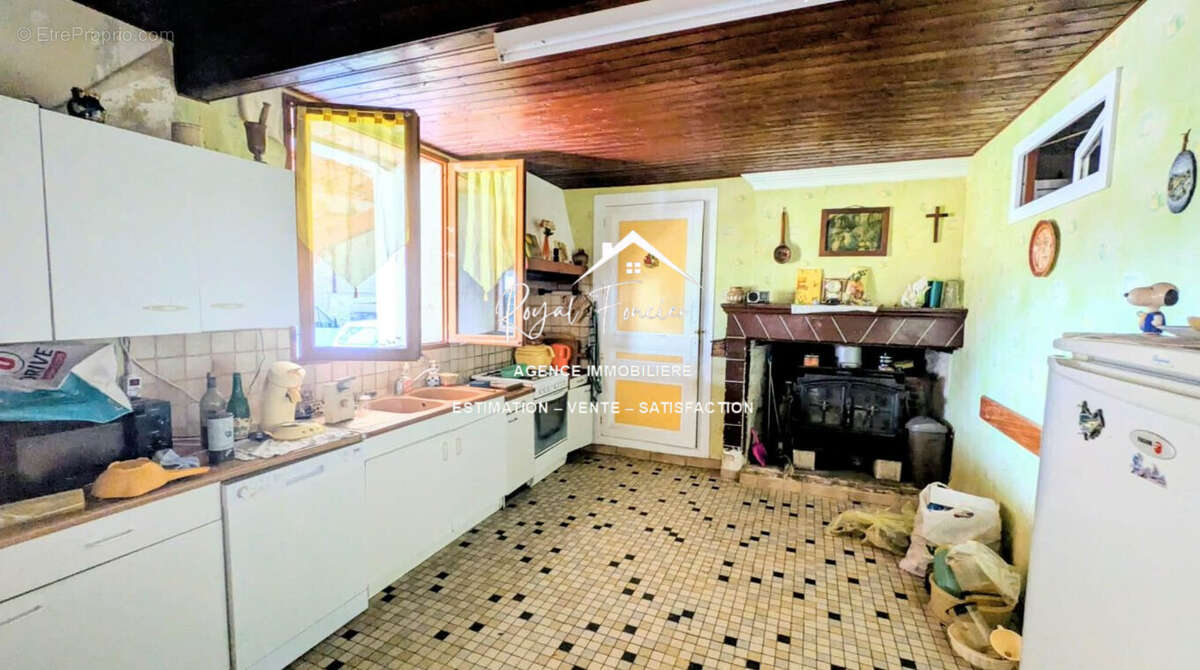 Cuisine - Maison à SAINT-GENEST-D'AMBIERE