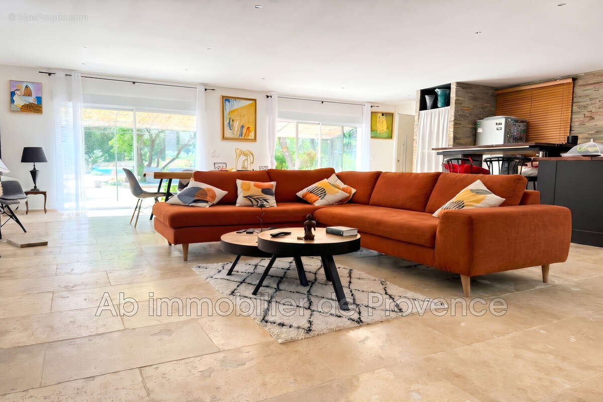 Maison 173 m² à Rognes  - photo 8