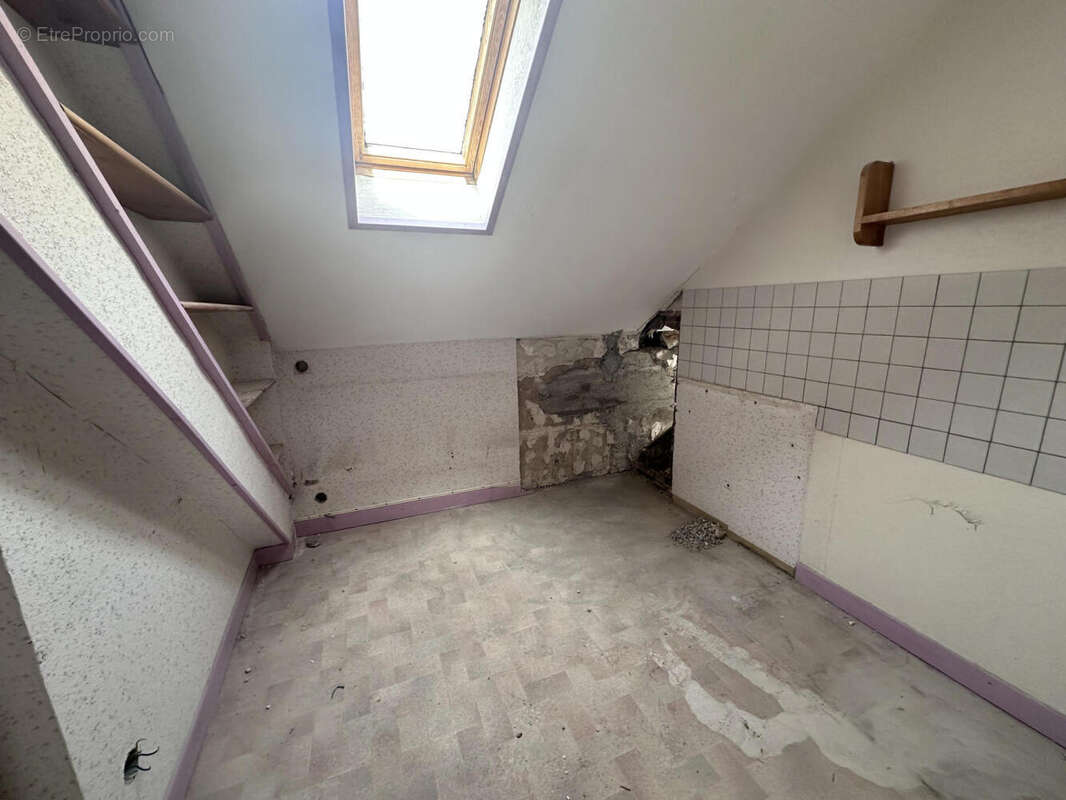 Exclu REMIREMONT Hyper centre ançien appartement à aménager. - photo 6