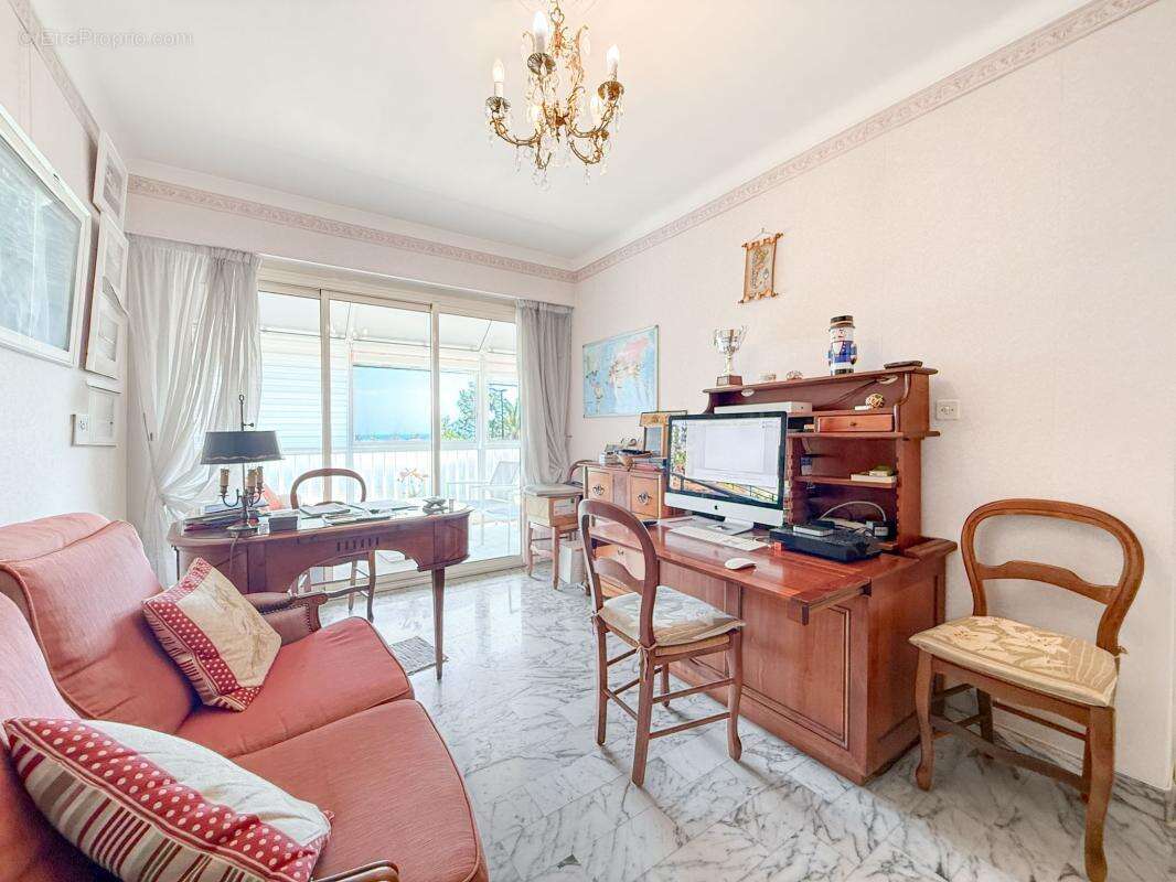Appartement à SAINT-LAURENT-DU-VAR