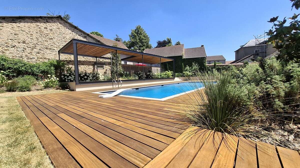 A vendre à Busset, très belle propriété de 11 pièces avec piscine et grange. - photo 2