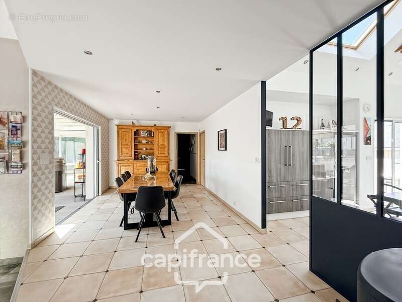 Maison contemporaine de plain-pied de 160 m² – 4 chambres – Véranda de 27 m² avec spa – Double garage – Carport – Noyal-Pontivy - photo 4