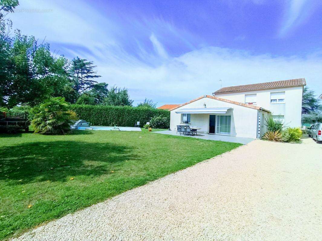 Maison à LUSSAC-LES-CHATEAUX