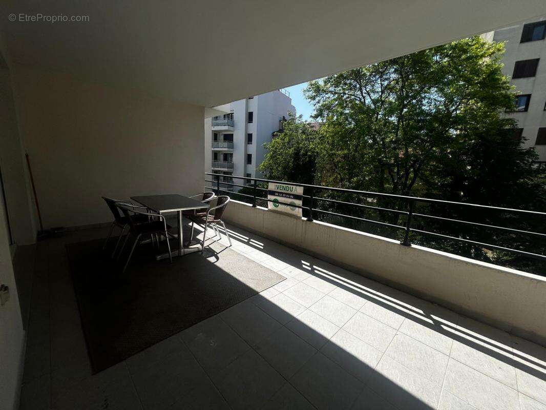 A vendre 13008 T3 traversant avec terrasse et parking - photo 4