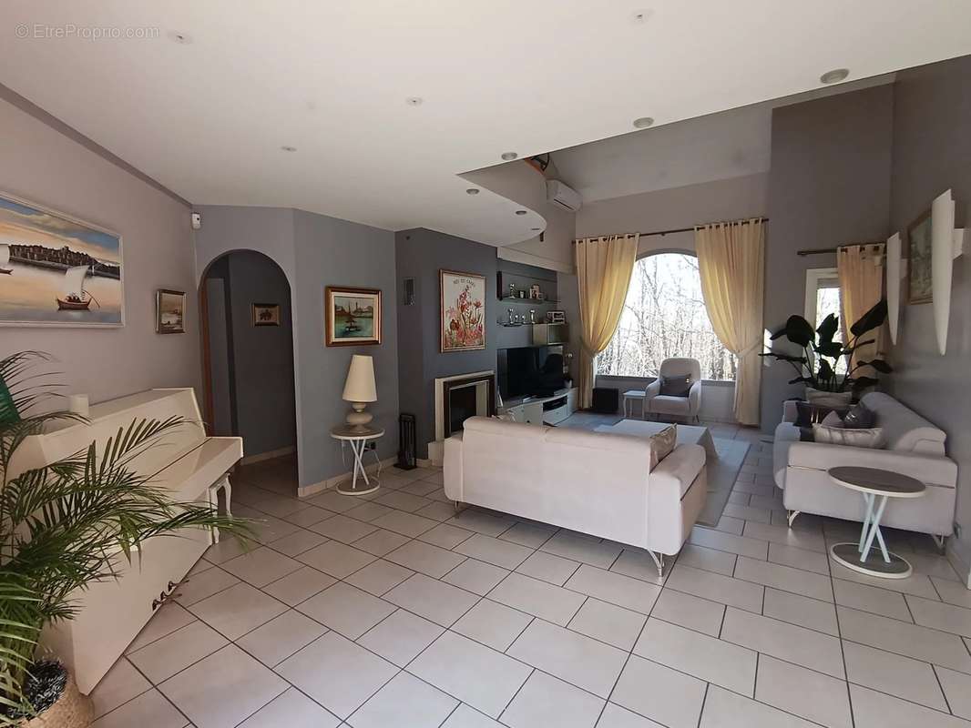 Maison à SAINT-BONNET-DE-MURE