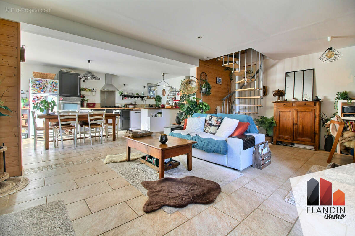 VERNAISON - Maison T3 de 85 m2 avec Jardin, Calme et Vue Dégagée - photo 2