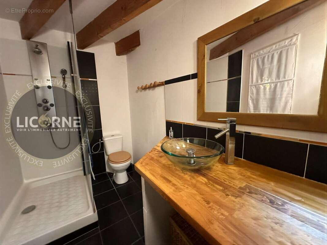 Duplex 1 - Etage 2 - Salle d'eau - Maison à SAINT-MARTIN-DE-CASTILLON