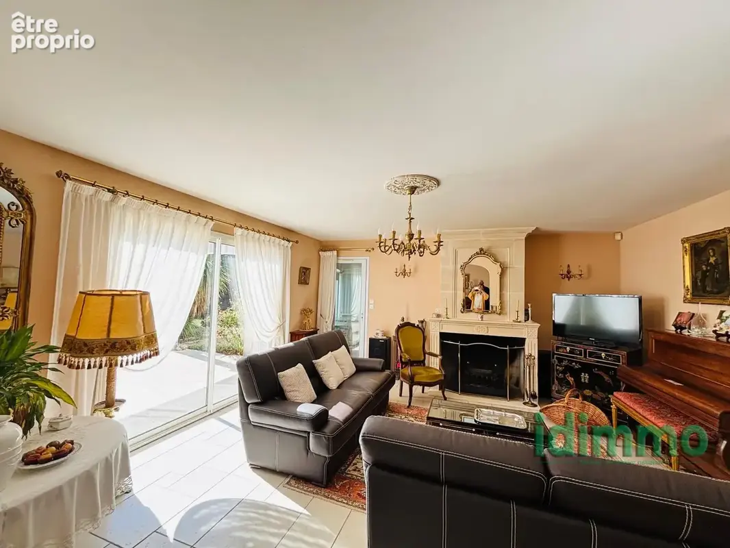 Superbe villa bourgeoise de style rethais de 180 m2 sur un terrain clos et arbore de 1122 m2. a 15 mn de la - photo 3