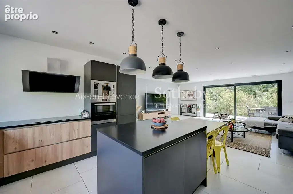 Élégante propriété familiale avec dépendance, piscine et jardin paysager - photo 12