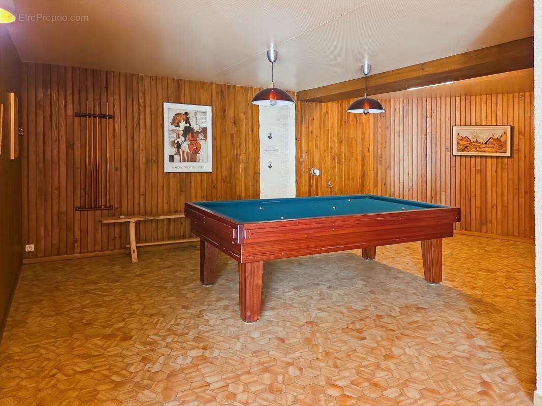  Un cadre de vie privilégié Édifiée sur un terrain de plus de 6 780 m², entièrement clos et paysager, cette propriété vous garan - photo 13