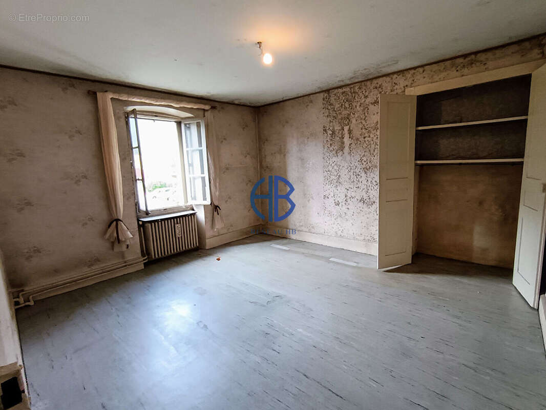 Maison à VIRIEU-LE-GRAND