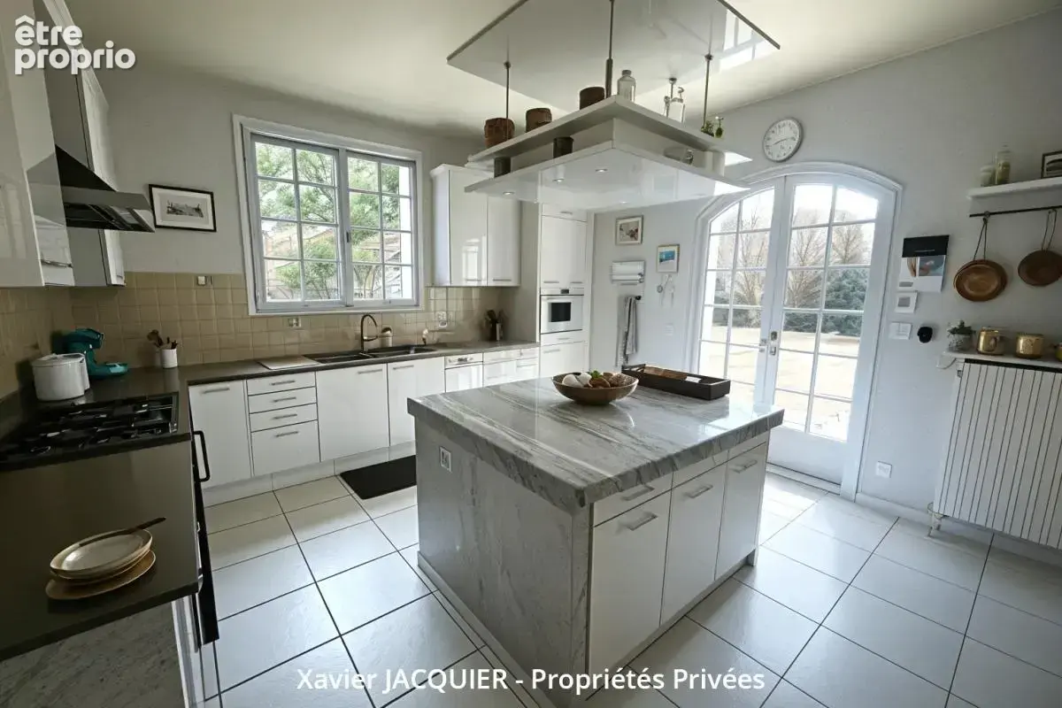 Belle maison familiale - 7 pièces - 263 m² - Centre bourg - photo 6