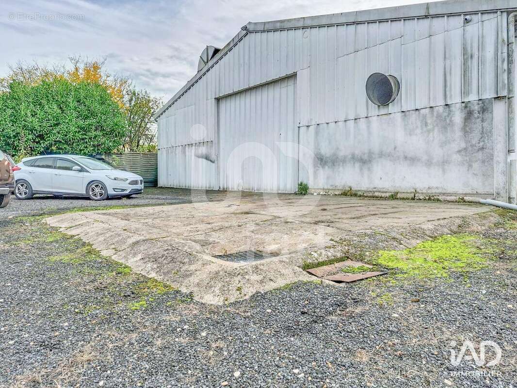 Photo 2 - Commerce à MONTBOUY