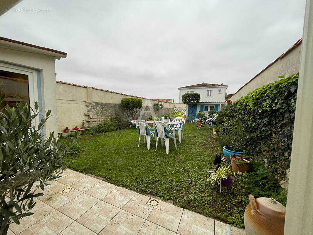 Maison à SAINT-JEAN-D'ANGELY