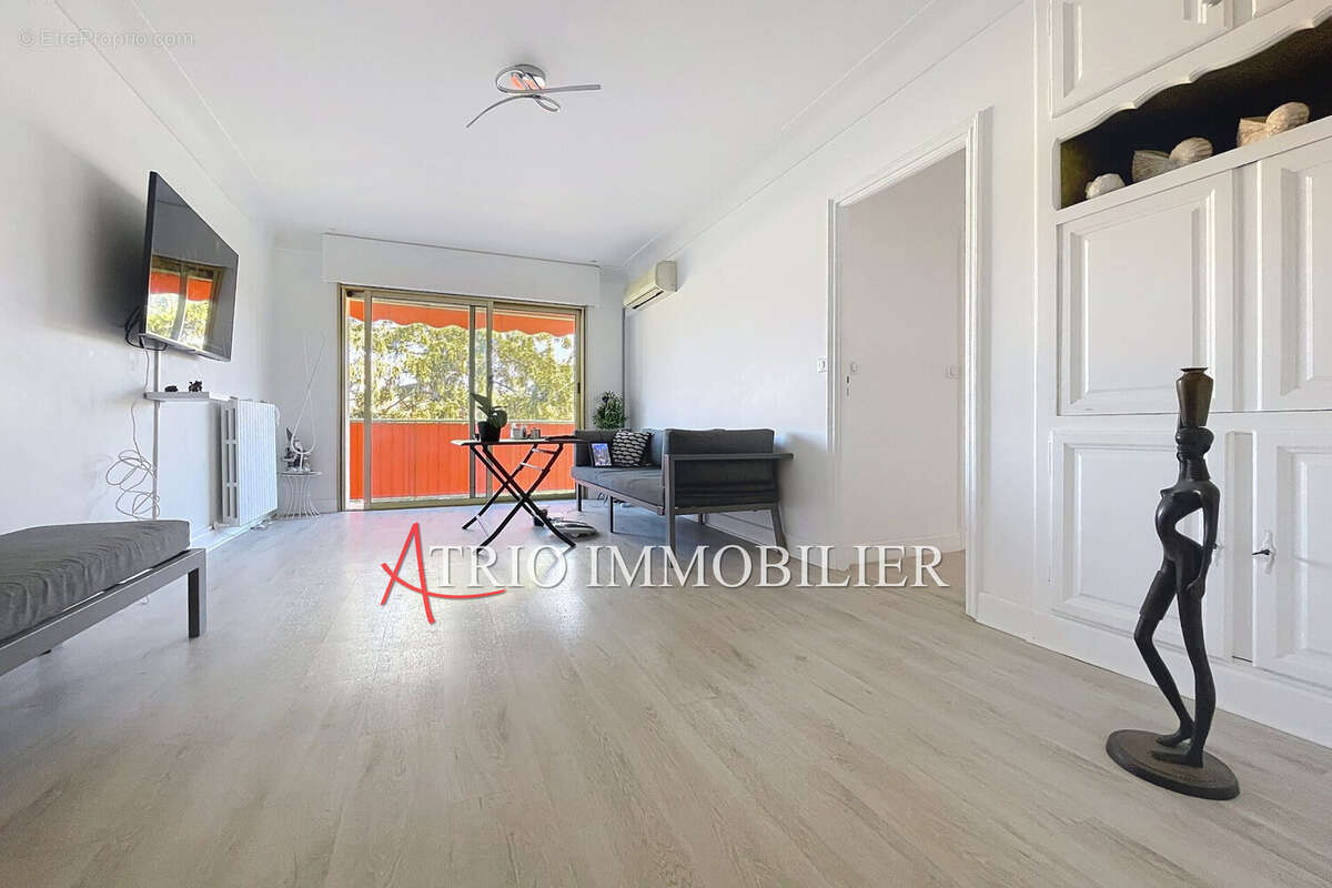 Appartement à SAINT-LAURENT-DU-VAR