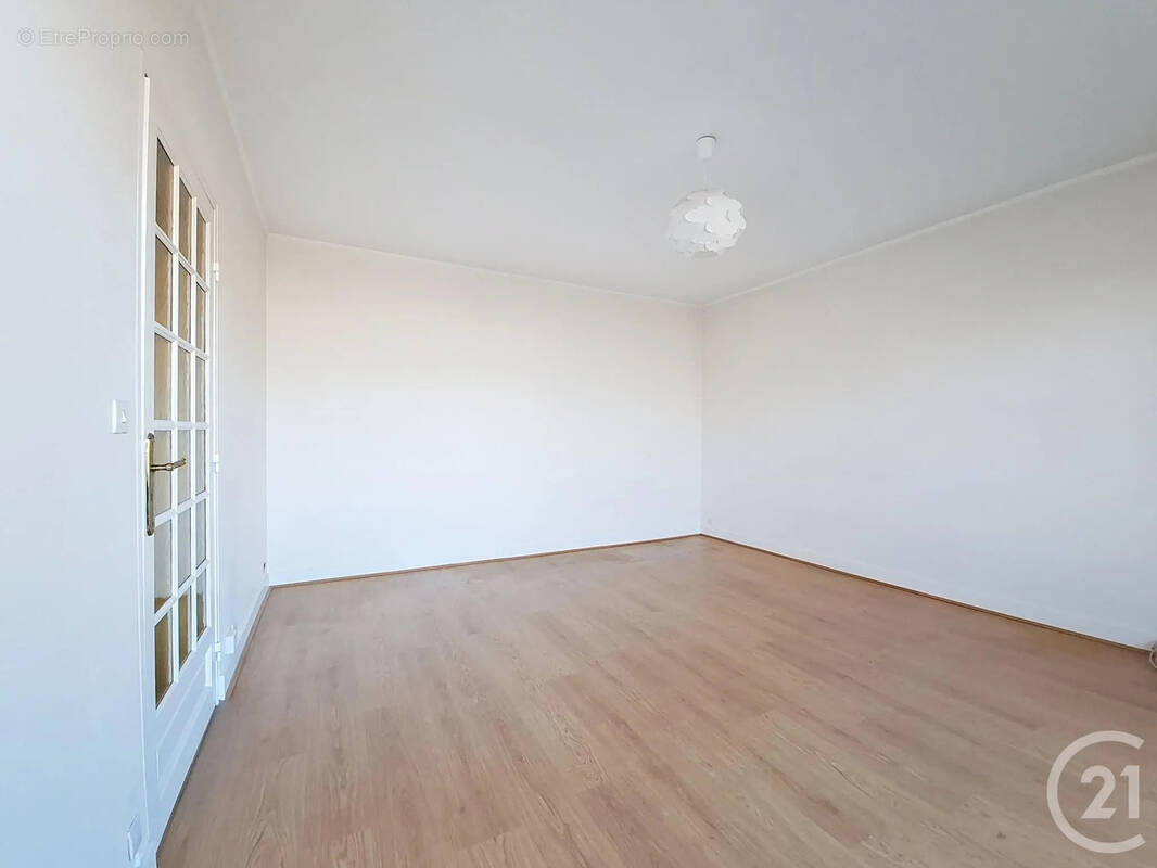 Appartement à VAUX-LE-PENIL