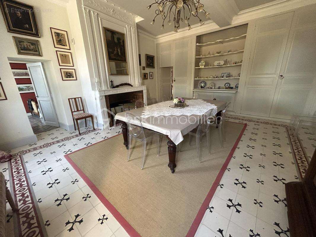 Château et sa maison de gardien - vue -terrain - piscine - dépendances - photo 10
