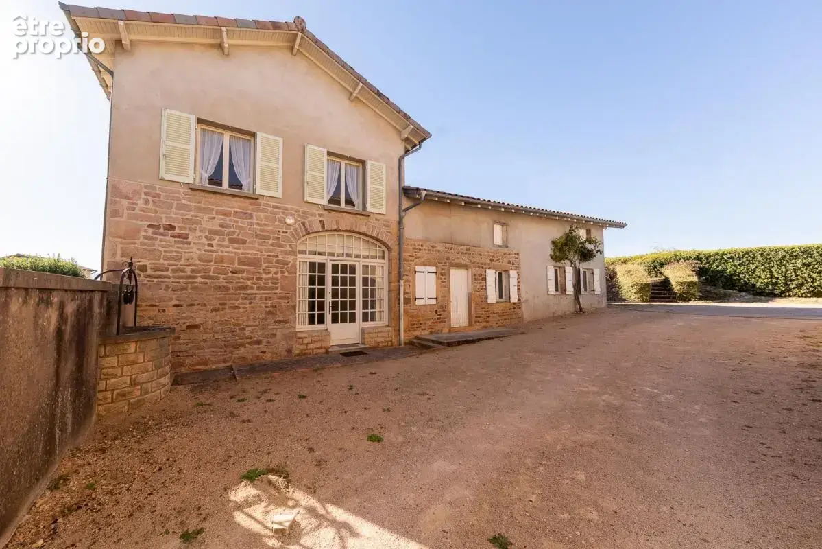 Belle maison en pierre au cœur du village de St Amour - photo 2