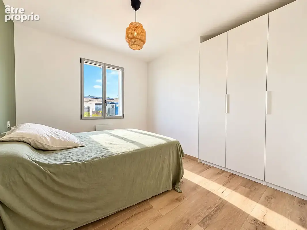 QUARTIER RÉSIDENTIEL - Maison récente de plain-pied de 92 m² avec terrasse & garage - photo 6