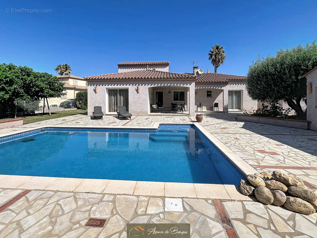 - villa 4 faces 148 m2 hbts  sur 1000 m2 de terrain -t2 independants 21 m2 - 2 garages 36 et 26 m2 - photo 6