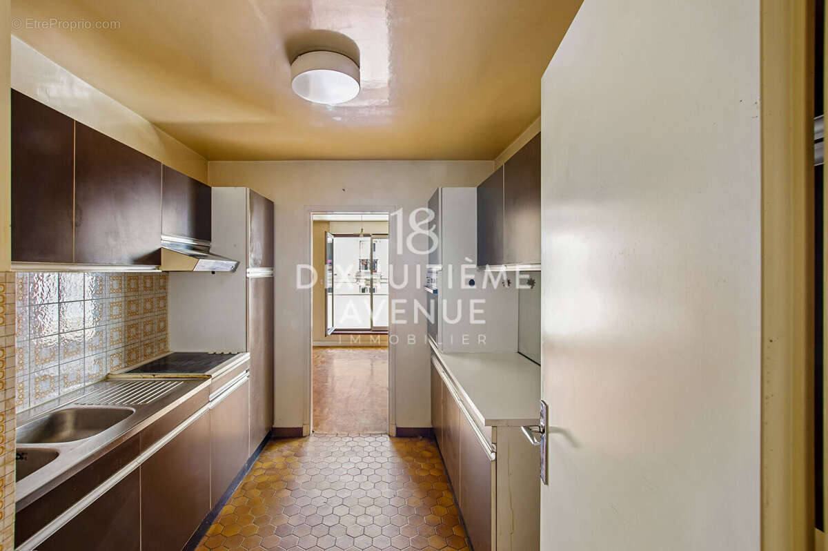 Rue Doudeauville-85m²- Balcon - photo 5