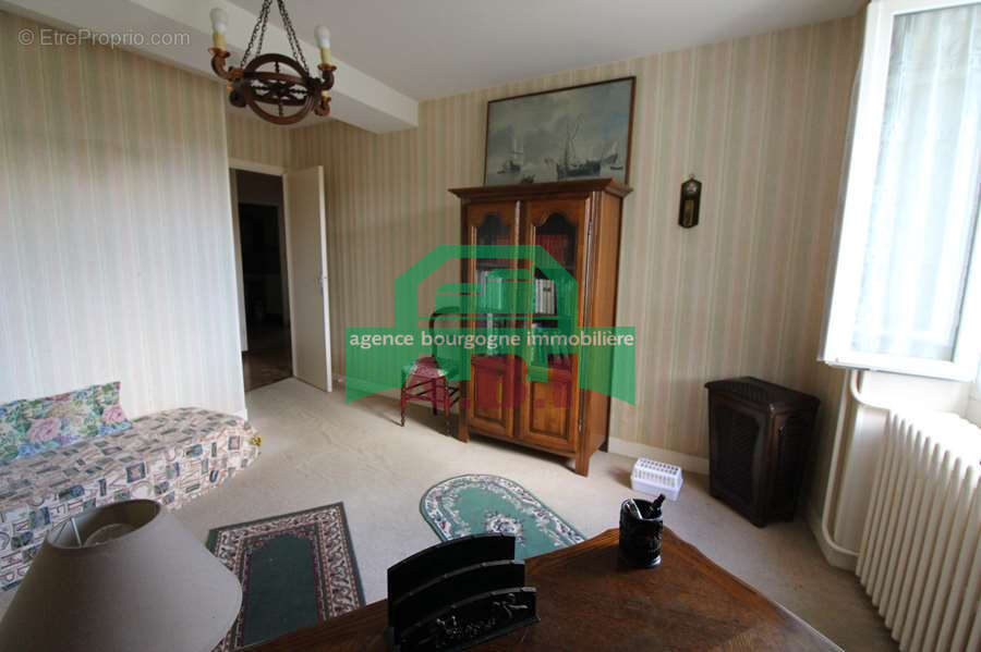 58,  Maison habitable de suite à rafraichir au gout du jour - de plain-pied sur 2345m2 de terrain. - photo 9