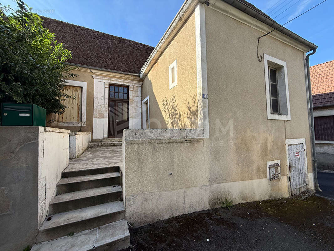 Saint-Satur (18300), Maison ancienne de 1729 avec dépendances - Terrain de 275 m². - photo 16