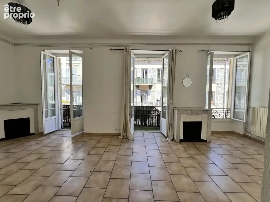 NICE CENTRE–3 PIÈCES en étage élevé avec Balcon et fort potentiel + Cave - photo 3