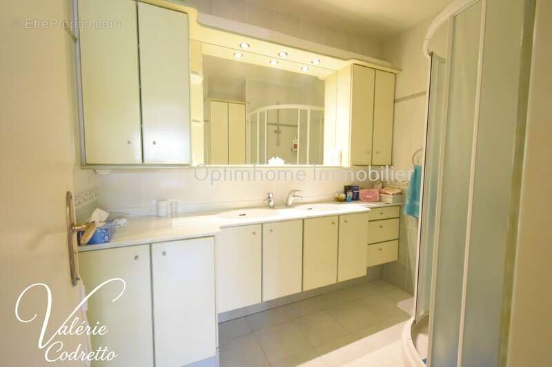 Appartement T3  dernier étage avec vue mer à Hyères  – Deux terrasses, parking et cave 83400 - photo 20