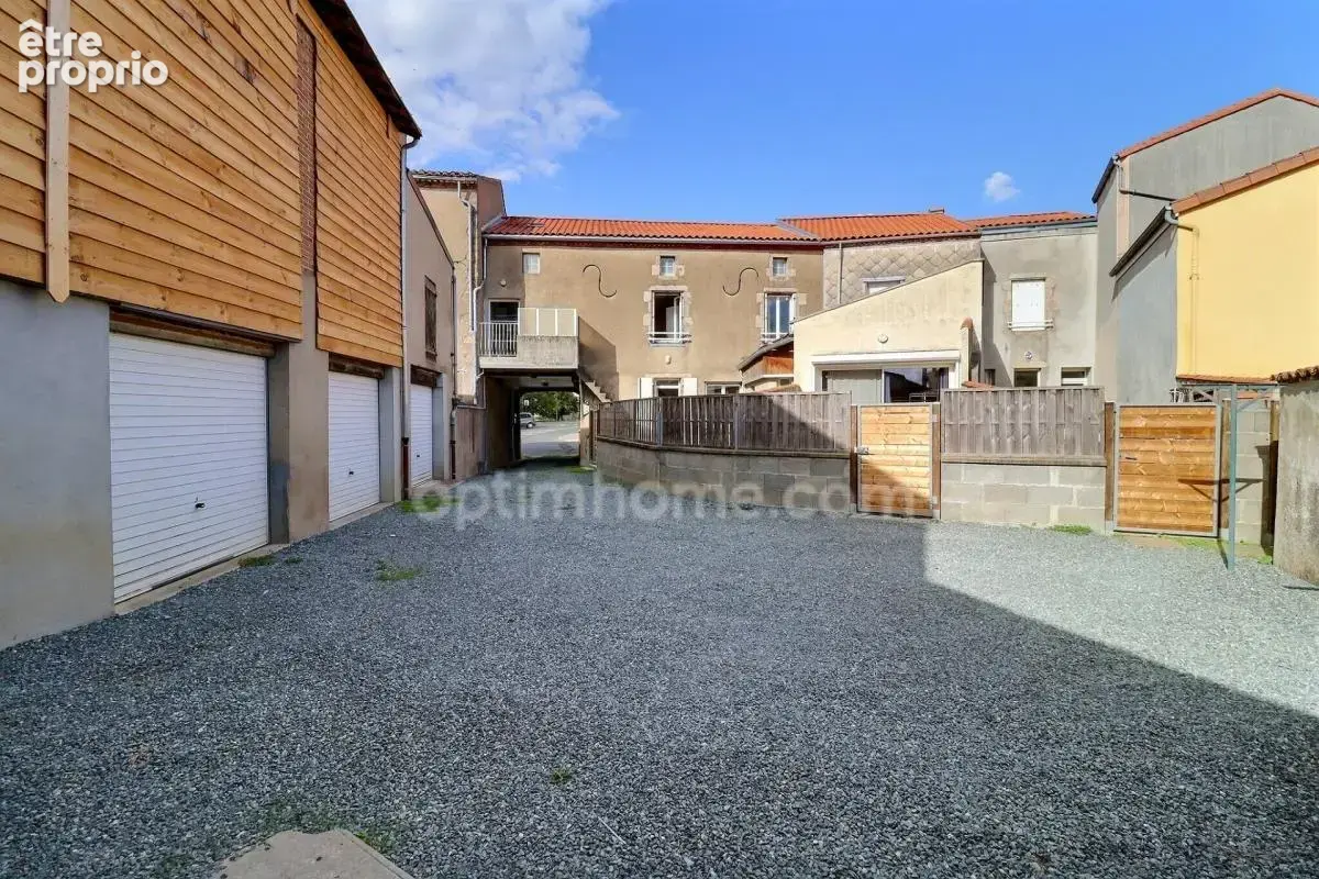 Maison de bourg rénovée de 99 m² (3 ch) avec cour, 2 garages + Appartement T2 loué (420 €/mois) – Centre-ville de Nueil-les-Aubi - photo 1
