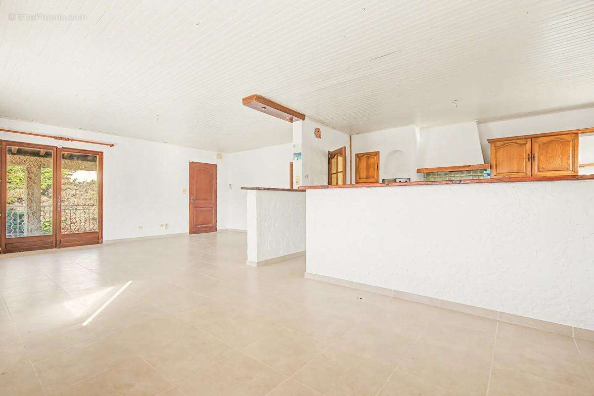 Maison à ENTRAIGUES-SUR-LA-SORGUE