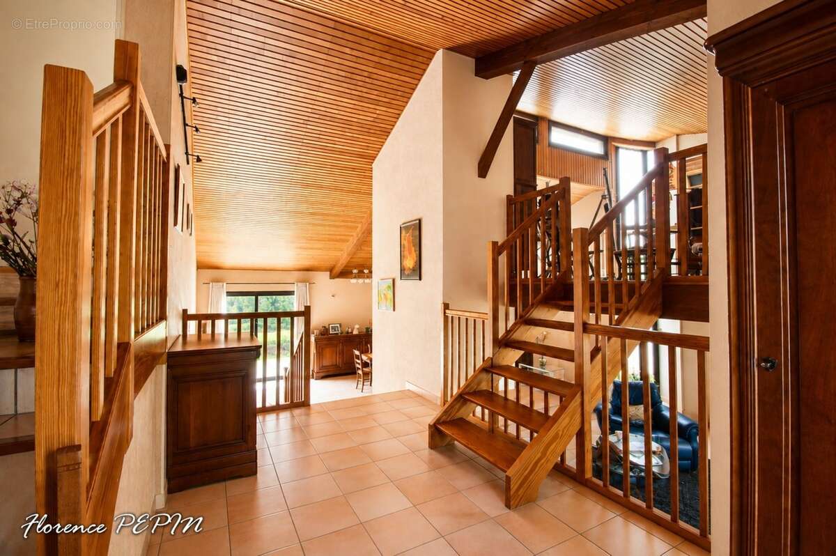 Maison d'architecte avec dépendance, étang et plus de 3,3 hectares de nature à 10 minutes de Pornic - photo 3