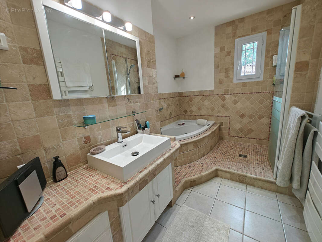 Maison Toulon Est  4 pièce(s) 115 M2  sur  terrain avec piscine et stationnement. - photo 12