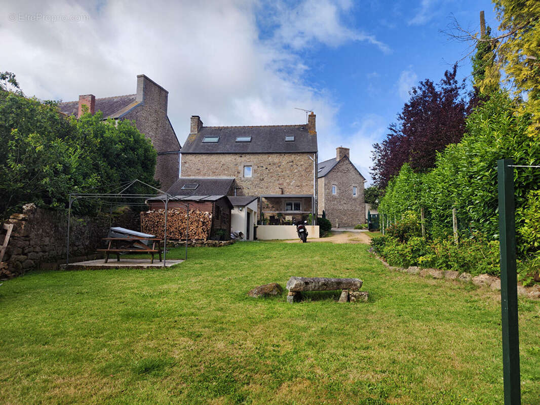 Maison à LANRODEC