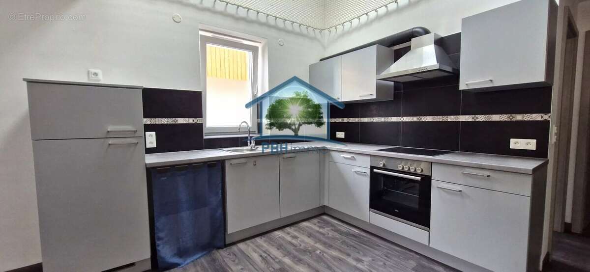 SARREGUEMINES (57) - Maison de ville de 75,35 m² + une terrasse + parking privé. - photo 3
