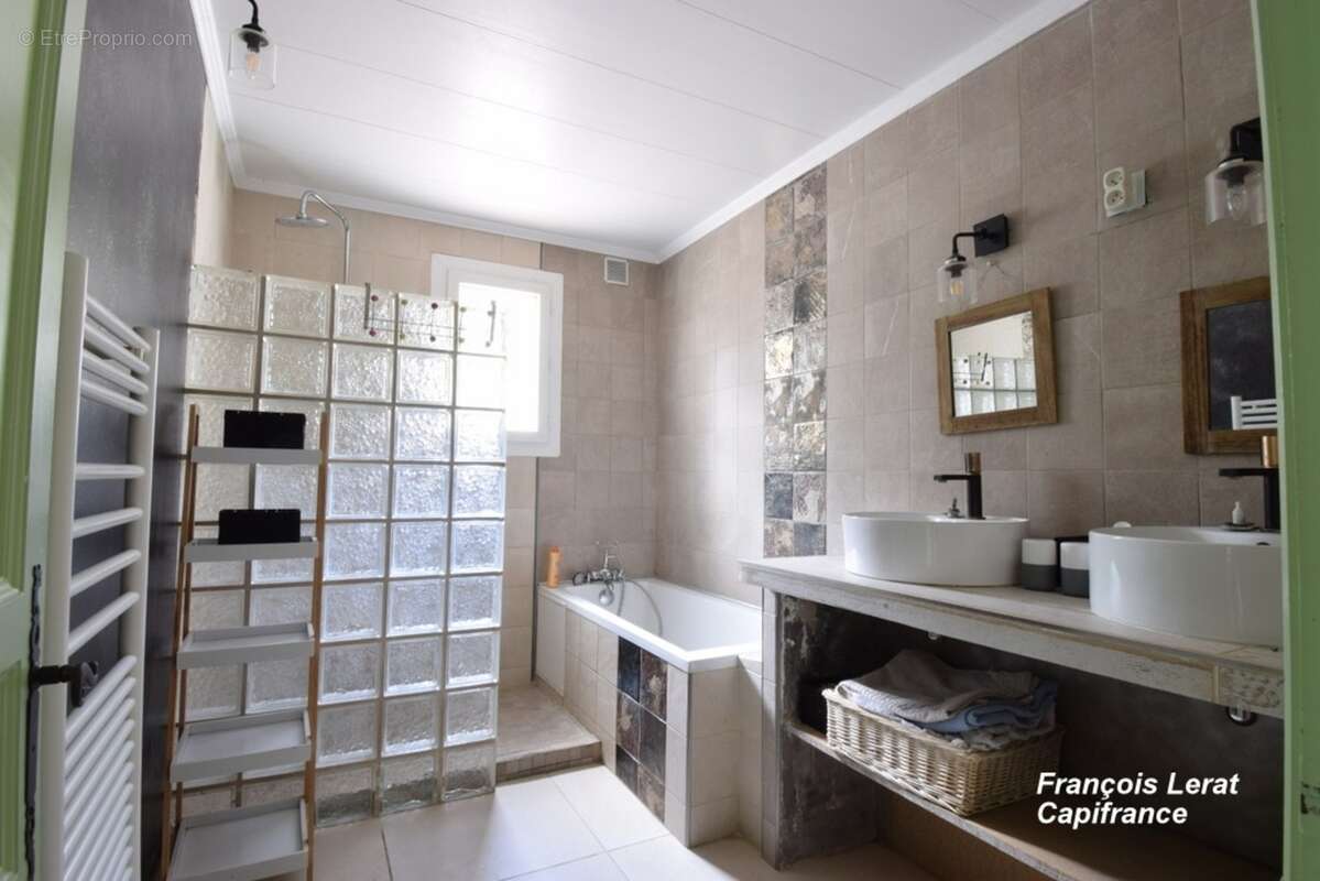 Maison à vendre 7 pièces MANOSQUE (04) - Quartier La Rochette - 169 m² habitable - 4 chambres - Piscine - Garage - 647 000 € hon - photo 17