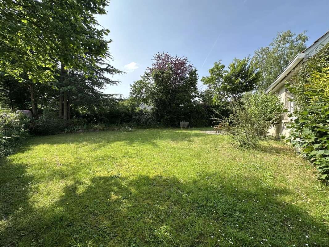 Maison à LE MESNIL-SAINT-DENIS