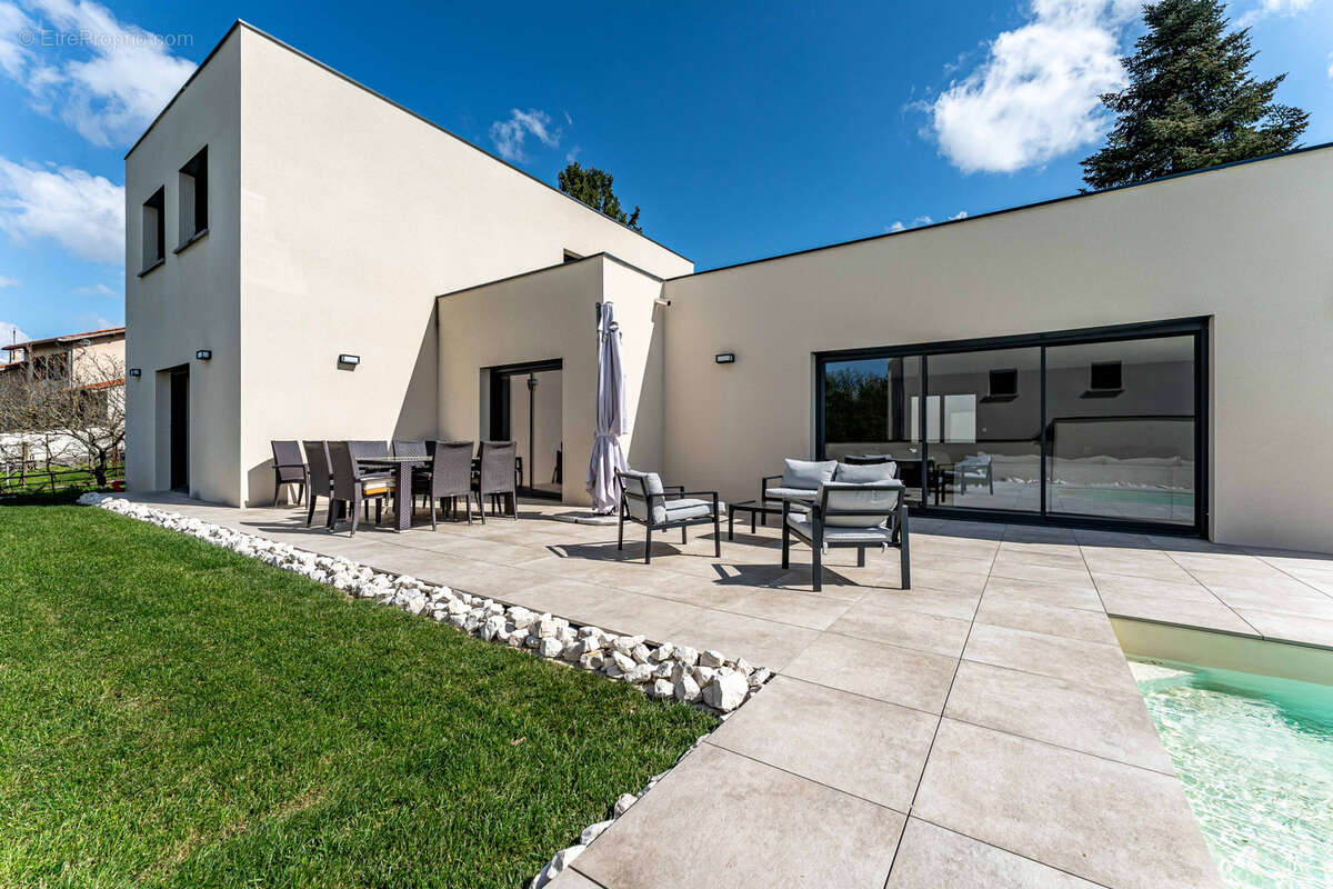 Maison à MONTANAY