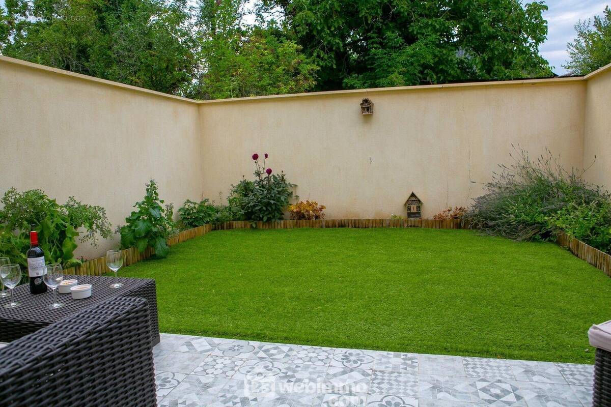Voici la terrasse clos de mur de 32 m² avec une exposition Ouest et sans vis à vis! - Maison à FONTAINEBLEAU