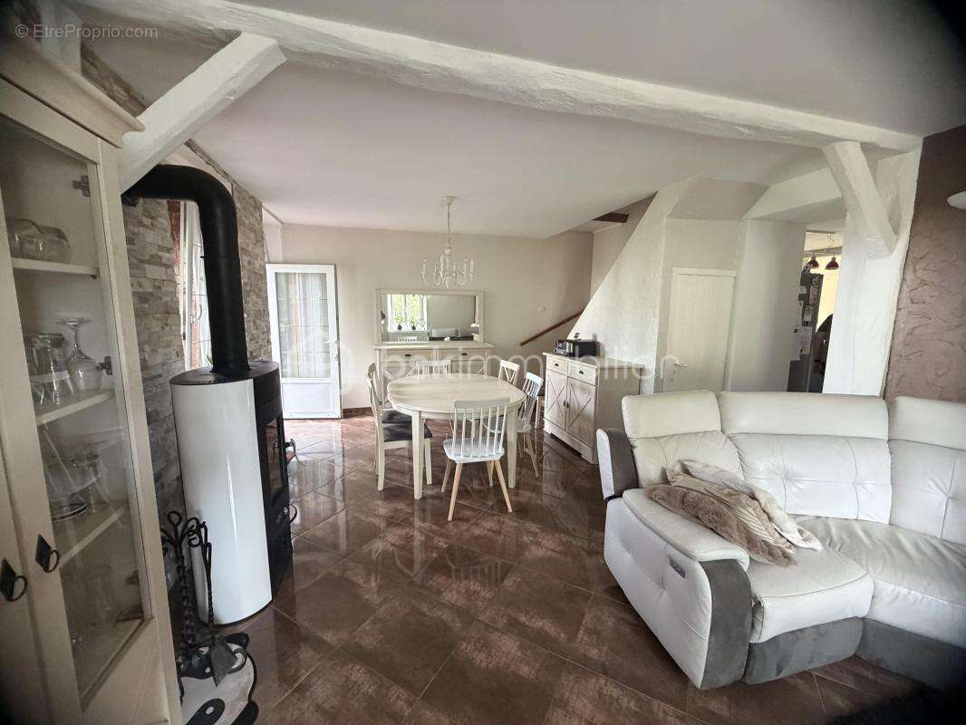Maison à NEUFMANIL