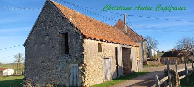 Entre Charolles, La Clayette et Paray le Monial, ancien corps de ferme en pierres, à rénover, sur parcelle de terrain de 900 m²  - photo 3