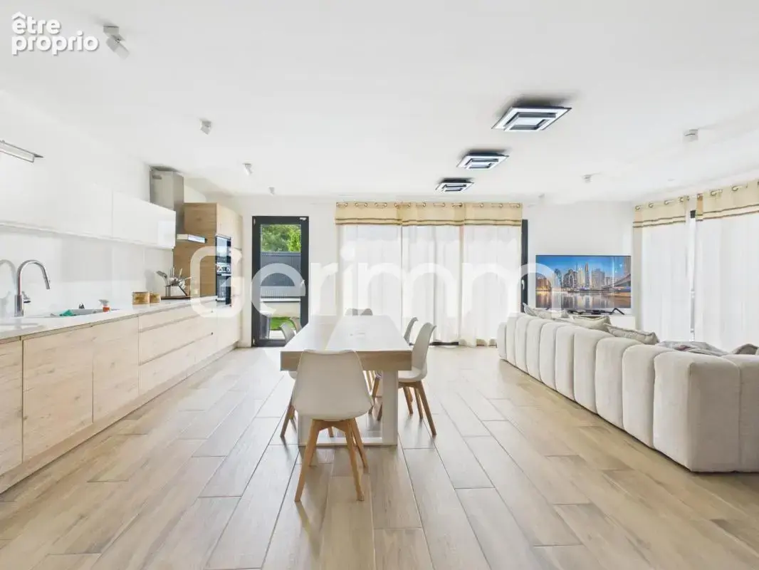 Vente - Maison - 5 pièces + cuisine - 124 m² - 525 000 € - VIF - photo 2