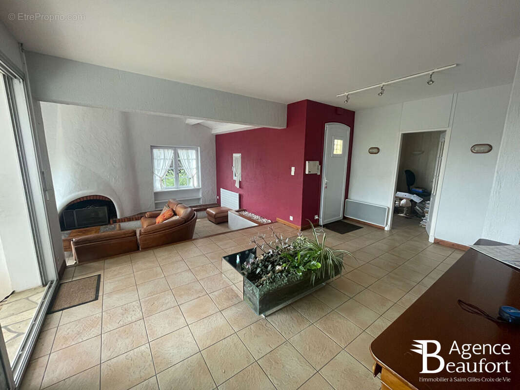 Maison La Chaize Giraud - photo 2