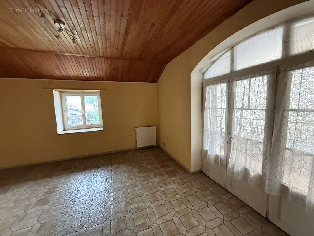 Maison à SAINT-JULIEN-CHAPTEUIL